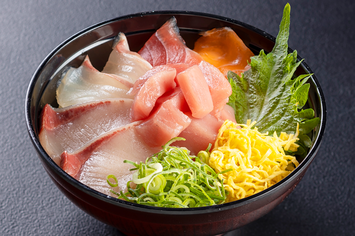 捌きたて本マグロ切り落とし日替わり海鮮丼